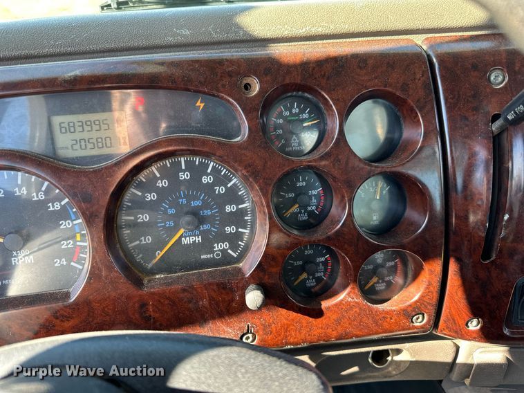 image for item DN0833 2005 Mack 600 semi truck