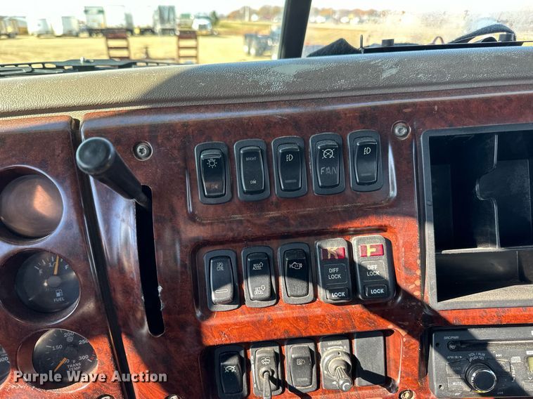 image for item DN0833 2005 Mack 600 semi truck