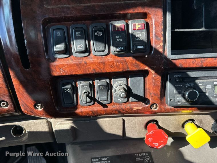 image for item DN0833 2005 Mack 600 semi truck