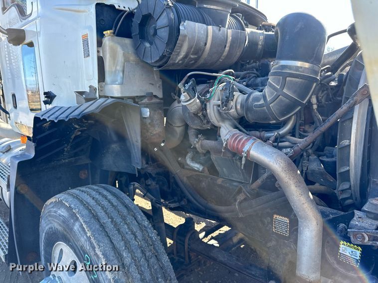 image for item DN0833 2005 Mack 600 semi truck