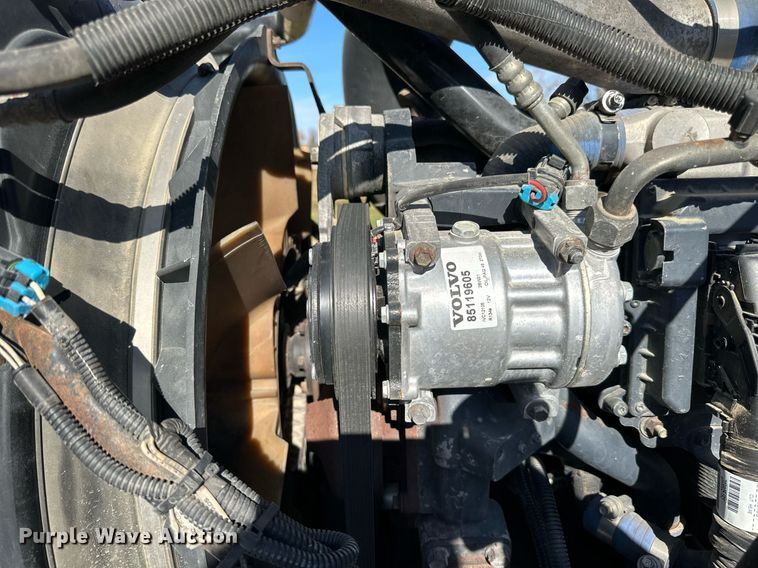 image for item DN0833 2005 Mack 600 semi truck