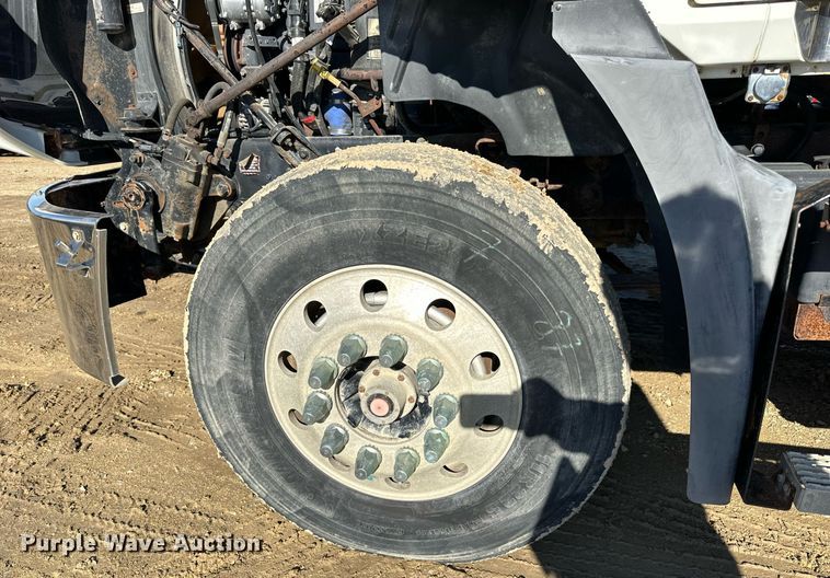 image for item DN0833 2005 Mack 600 semi truck