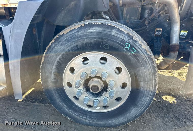 image for item DN0833 2005 Mack 600 semi truck