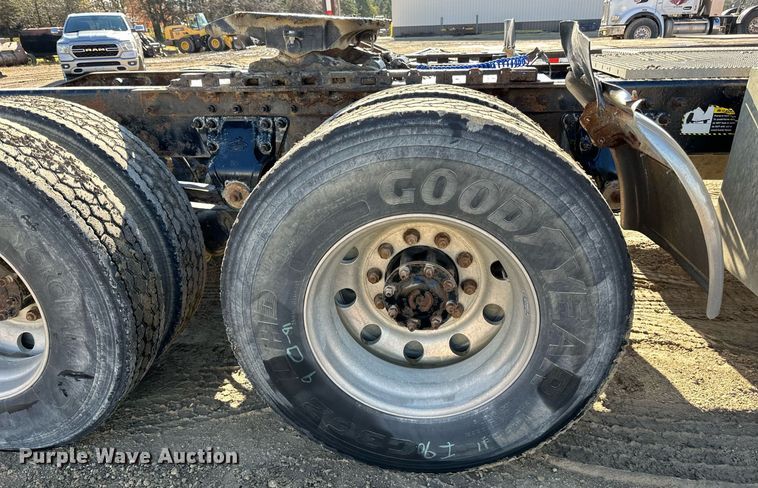 image for item DN0833 2005 Mack 600 semi truck