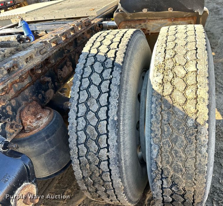 image for item DN0833 2005 Mack 600 semi truck