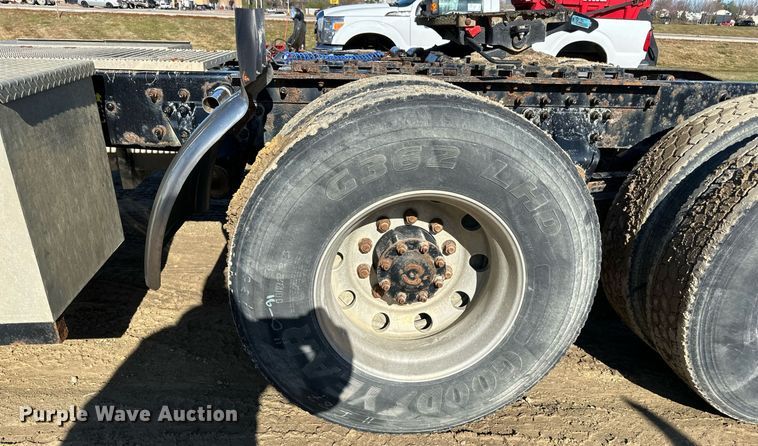 image for item DN0833 2005 Mack 600 semi truck