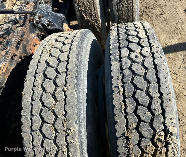 image for item DN0833 2005 Mack 600 semi truck