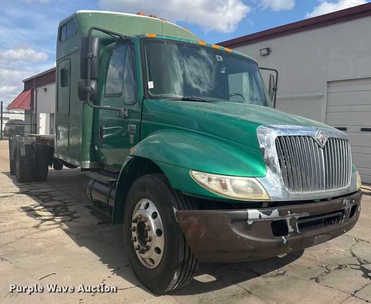 image for item DO7614 2003 International  4300 truck cab and chassis