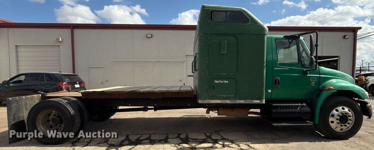 image for item DO7614 2003 International  4300 truck cab and chassis