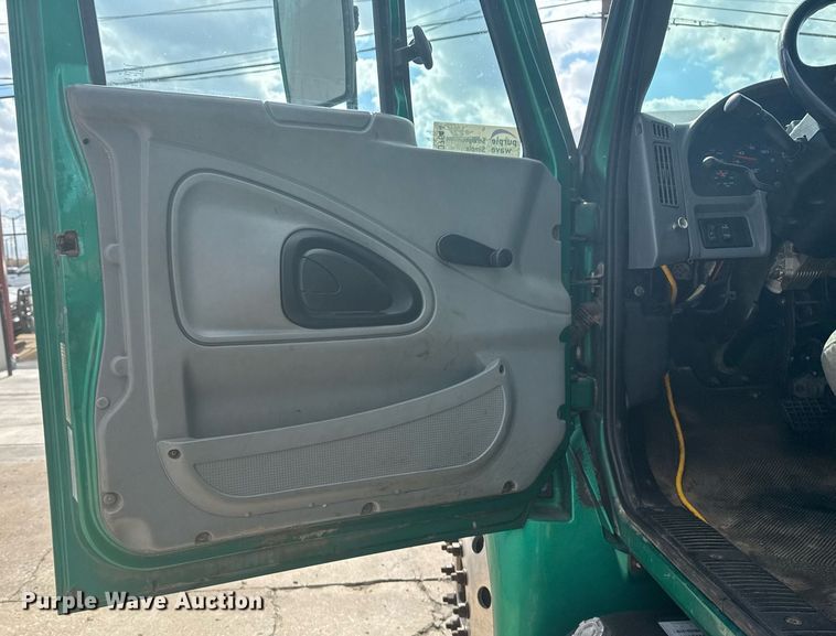 image for item DO7614 2003 International  4300 truck cab and chassis