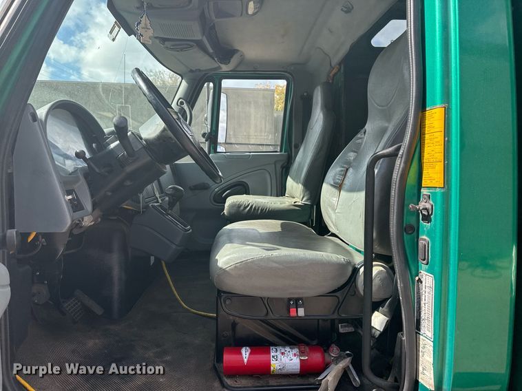 image for item DO7614 2003 International  4300 truck cab and chassis