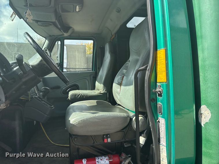 image for item DO7614 2003 International  4300 truck cab and chassis