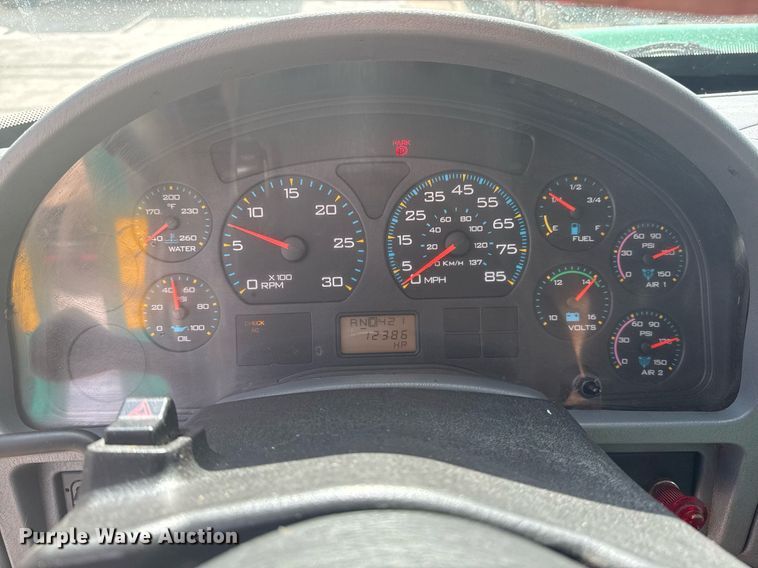 image for item DO7614 2003 International  4300 truck cab and chassis