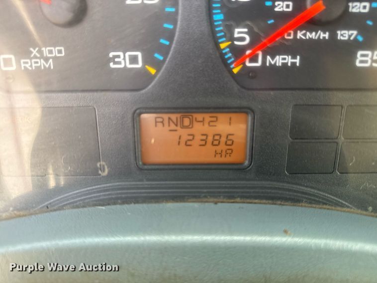 image for item DO7614 2003 International  4300 truck cab and chassis