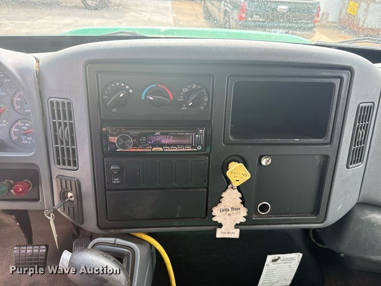 image for item DO7614 2003 International  4300 truck cab and chassis