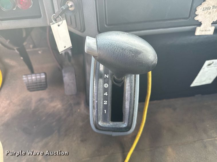 image for item DO7614 2003 International  4300 truck cab and chassis