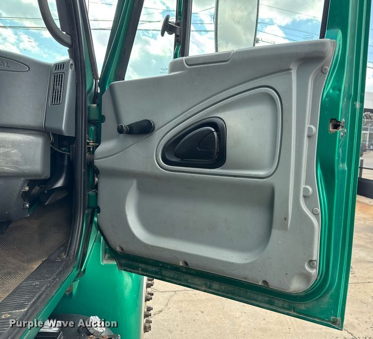 image for item DO7614 2003 International  4300 truck cab and chassis