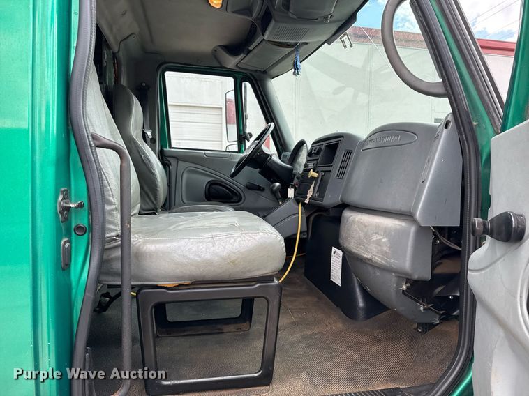 image for item DO7614 2003 International  4300 truck cab and chassis