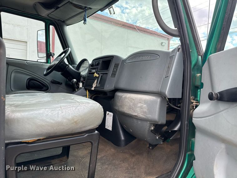 image for item DO7614 2003 International  4300 truck cab and chassis