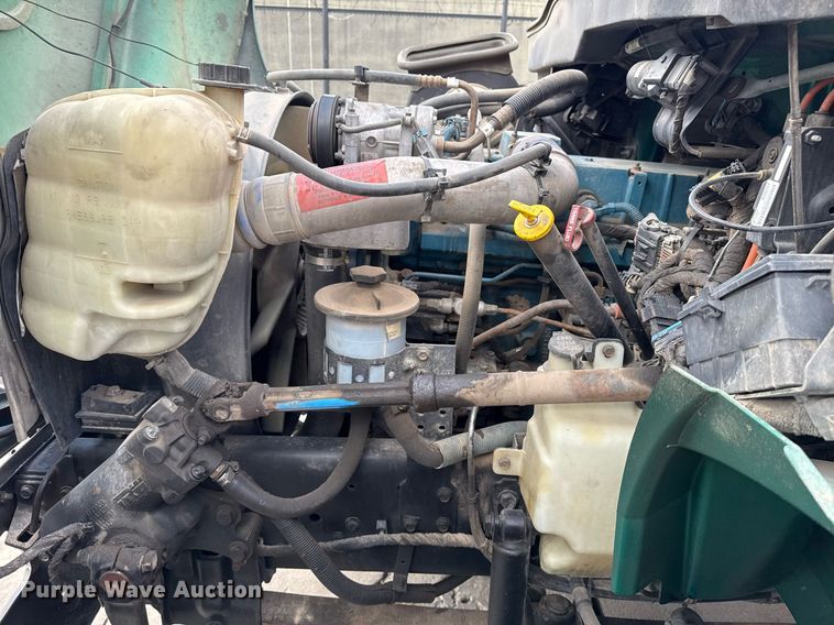 image for item DO7614 2003 International  4300 truck cab and chassis