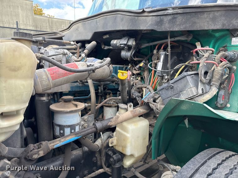 image for item DO7614 2003 International  4300 truck cab and chassis