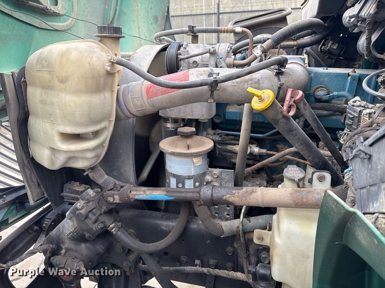 image for item DO7614 2003 International  4300 truck cab and chassis