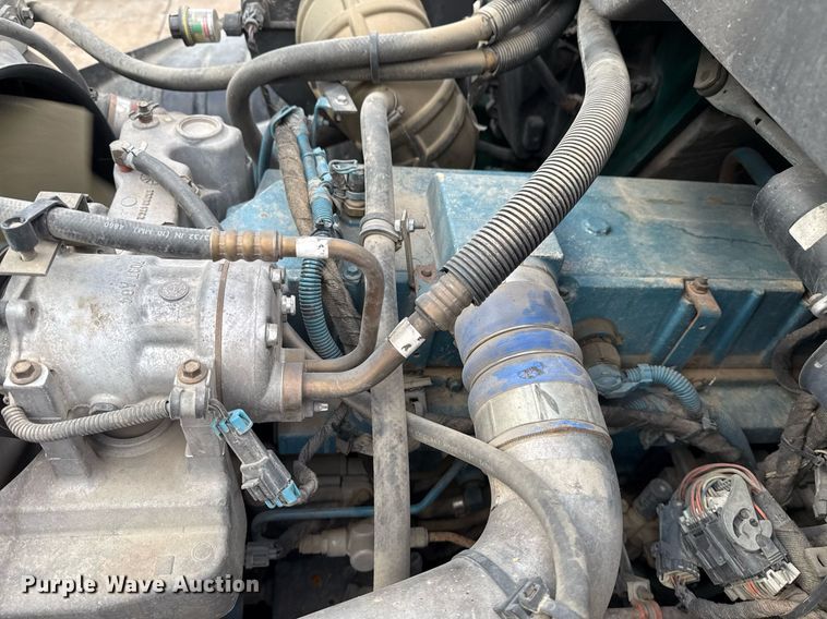 image for item DO7614 2003 International  4300 truck cab and chassis