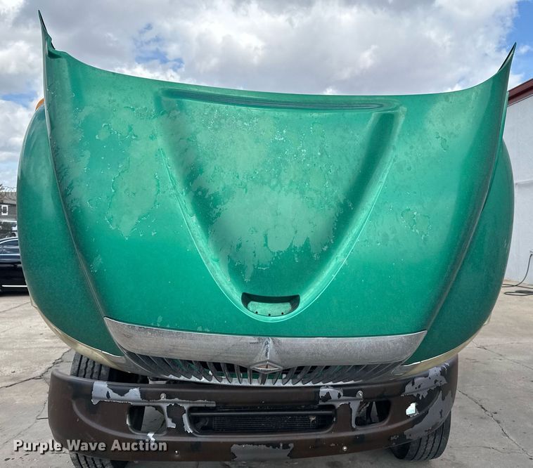 image for item DO7614 2003 International  4300 truck cab and chassis