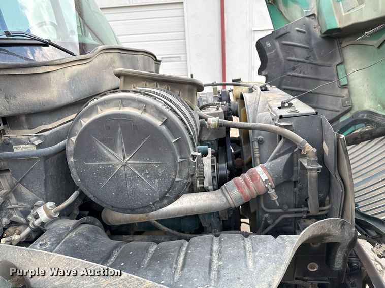 image for item DO7614 2003 International  4300 truck cab and chassis