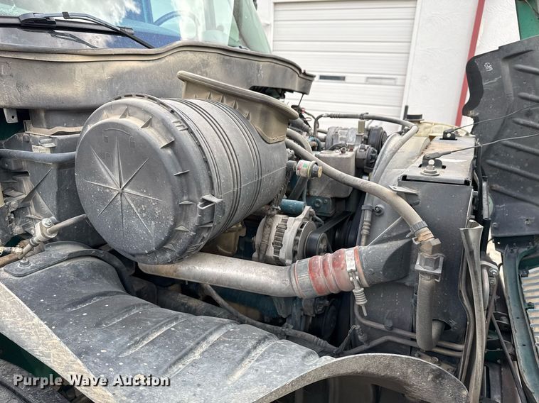 image for item DO7614 2003 International  4300 truck cab and chassis