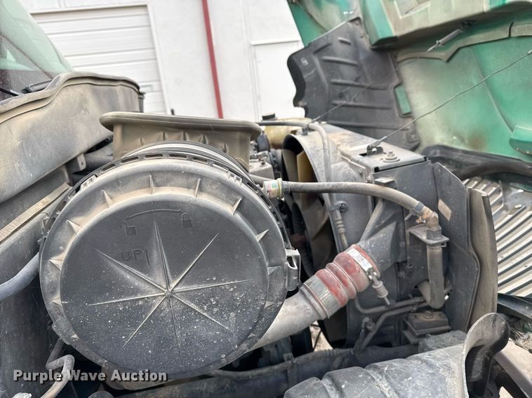 image for item DO7614 2003 International  4300 truck cab and chassis