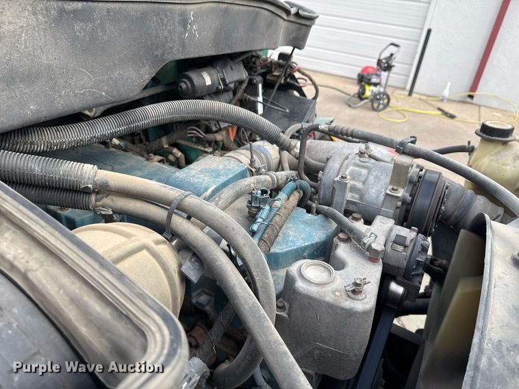 image for item DO7614 2003 International  4300 truck cab and chassis