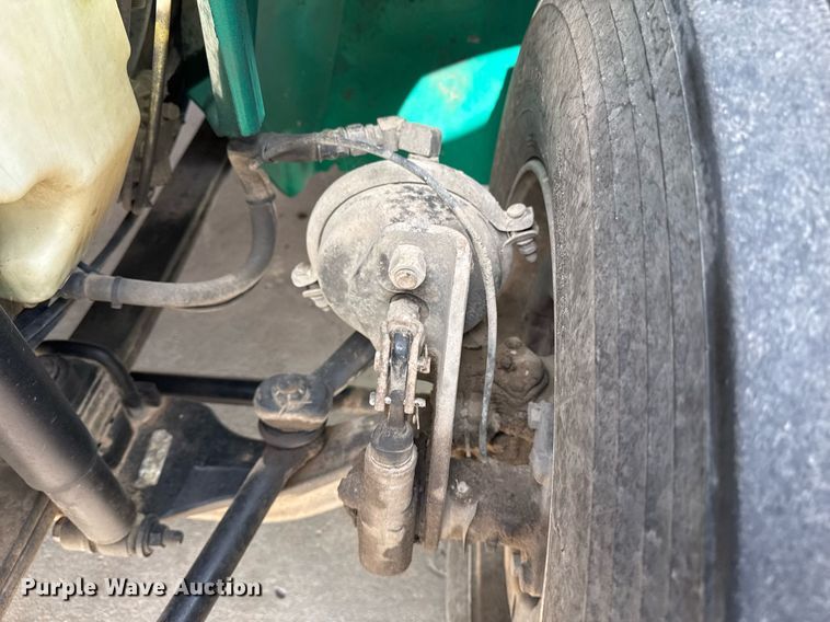 image for item DO7614 2003 International  4300 truck cab and chassis