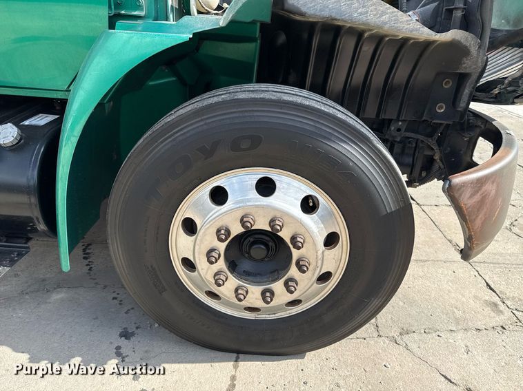 image for item DO7614 2003 International  4300 truck cab and chassis