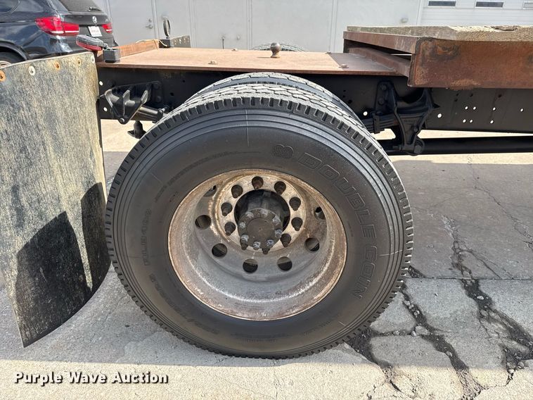 image for item DO7614 2003 International  4300 truck cab and chassis