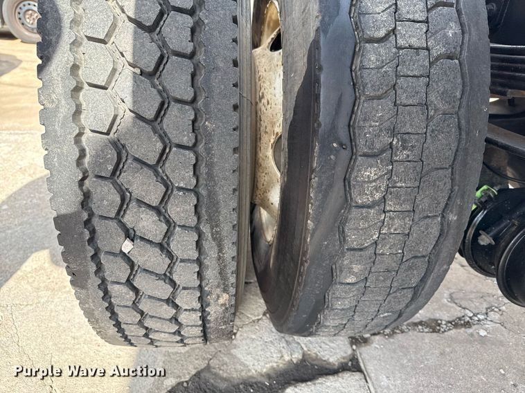 image for item DO7614 2003 International  4300 truck cab and chassis