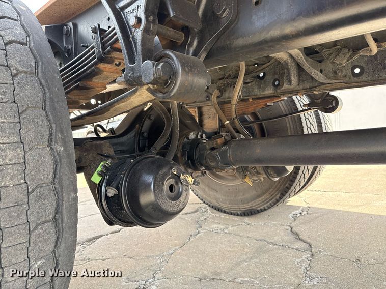 image for item DO7614 2003 International  4300 truck cab and chassis