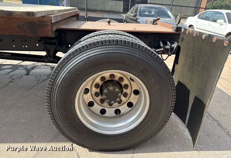 image for item DO7614 2003 International  4300 truck cab and chassis