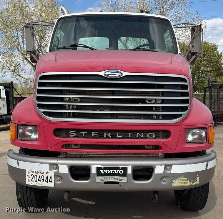 image for item DO7615 2005 Sterling LT9500 truck cab and chassis