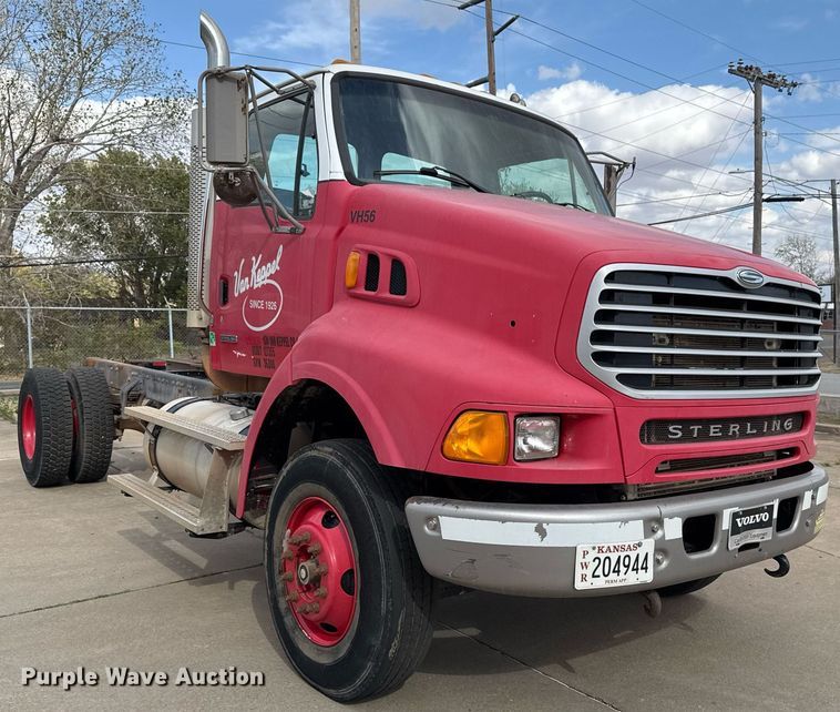 image for item DO7615 2005 Sterling LT9500 truck cab and chassis