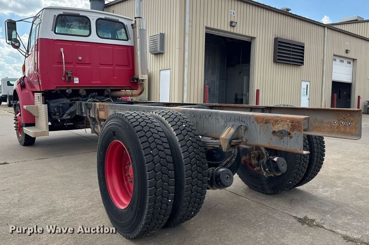 image for item DO7615 2005 Sterling LT9500 truck cab and chassis