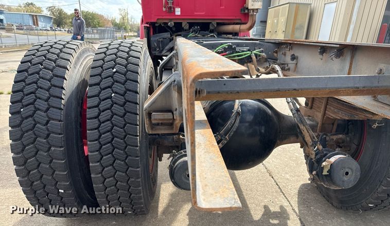 image for item DO7615 2005 Sterling LT9500 truck cab and chassis