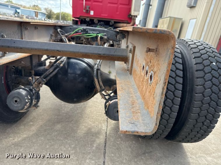 image for item DO7615 2005 Sterling LT9500 truck cab and chassis