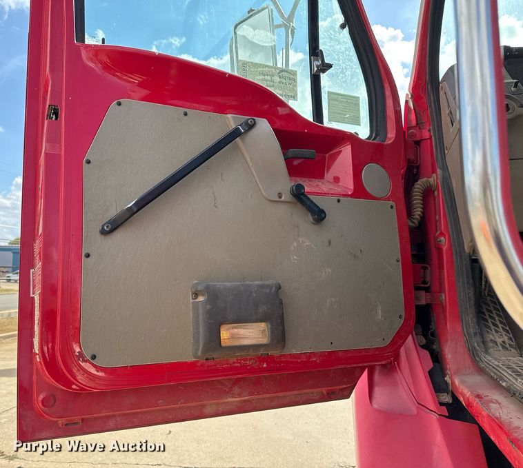 image for item DO7615 2005 Sterling LT9500 truck cab and chassis