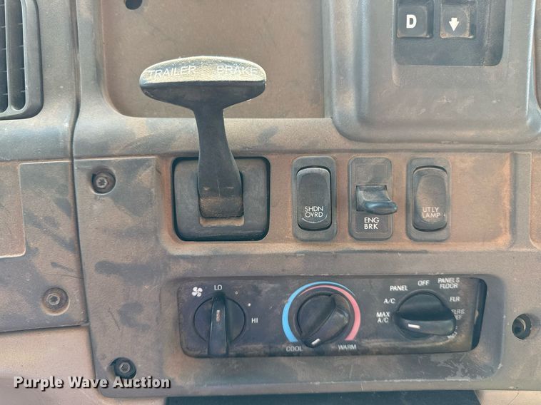 image for item DO7615 2005 Sterling LT9500 truck cab and chassis