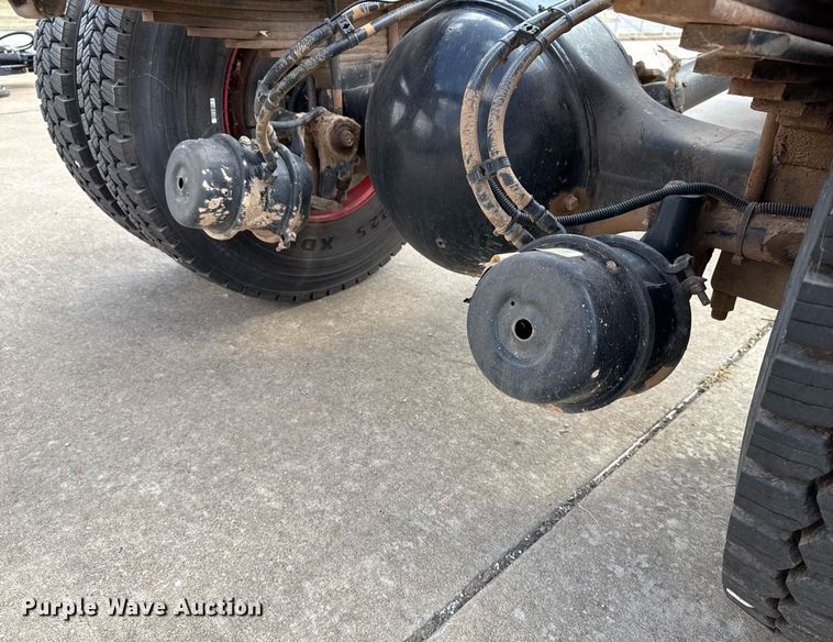 image for item DO7615 2005 Sterling LT9500 truck cab and chassis