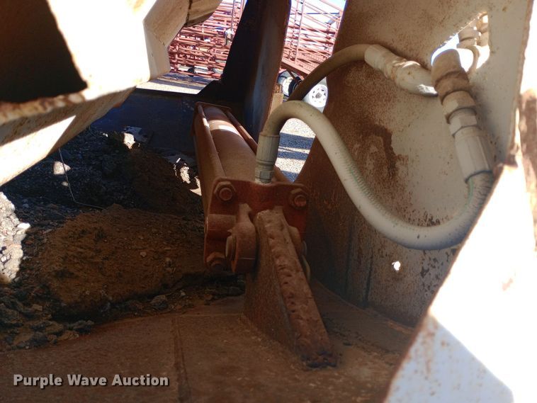 image for item DQ3140 1985 Lowen bottom dump trailer