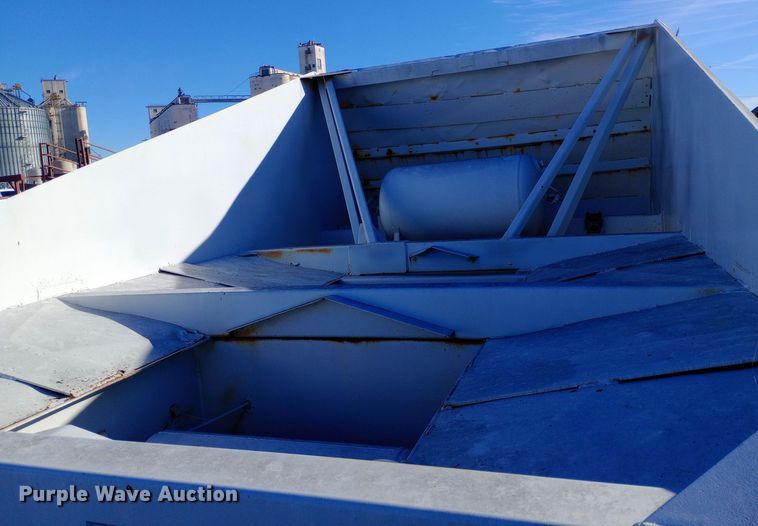 image for item DQ3140 1985 Lowen bottom dump trailer