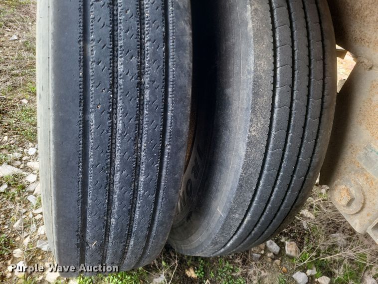 image for item DQ3769 2001 Wilson Hopper Bottom grain trailer