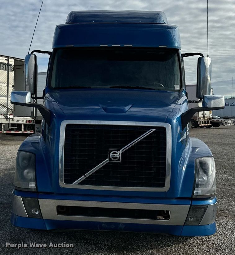 image for item DT2127 2015 Volvo D13 semi truck